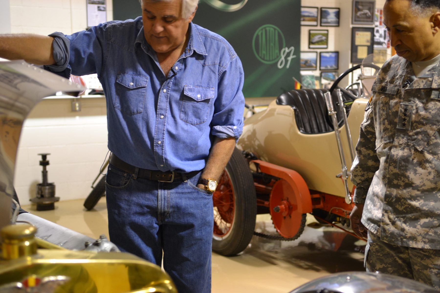 ჯეი ლენო თავის გარაჟში გადაცემა Jay Leno's Garage-ის გადაღებისას