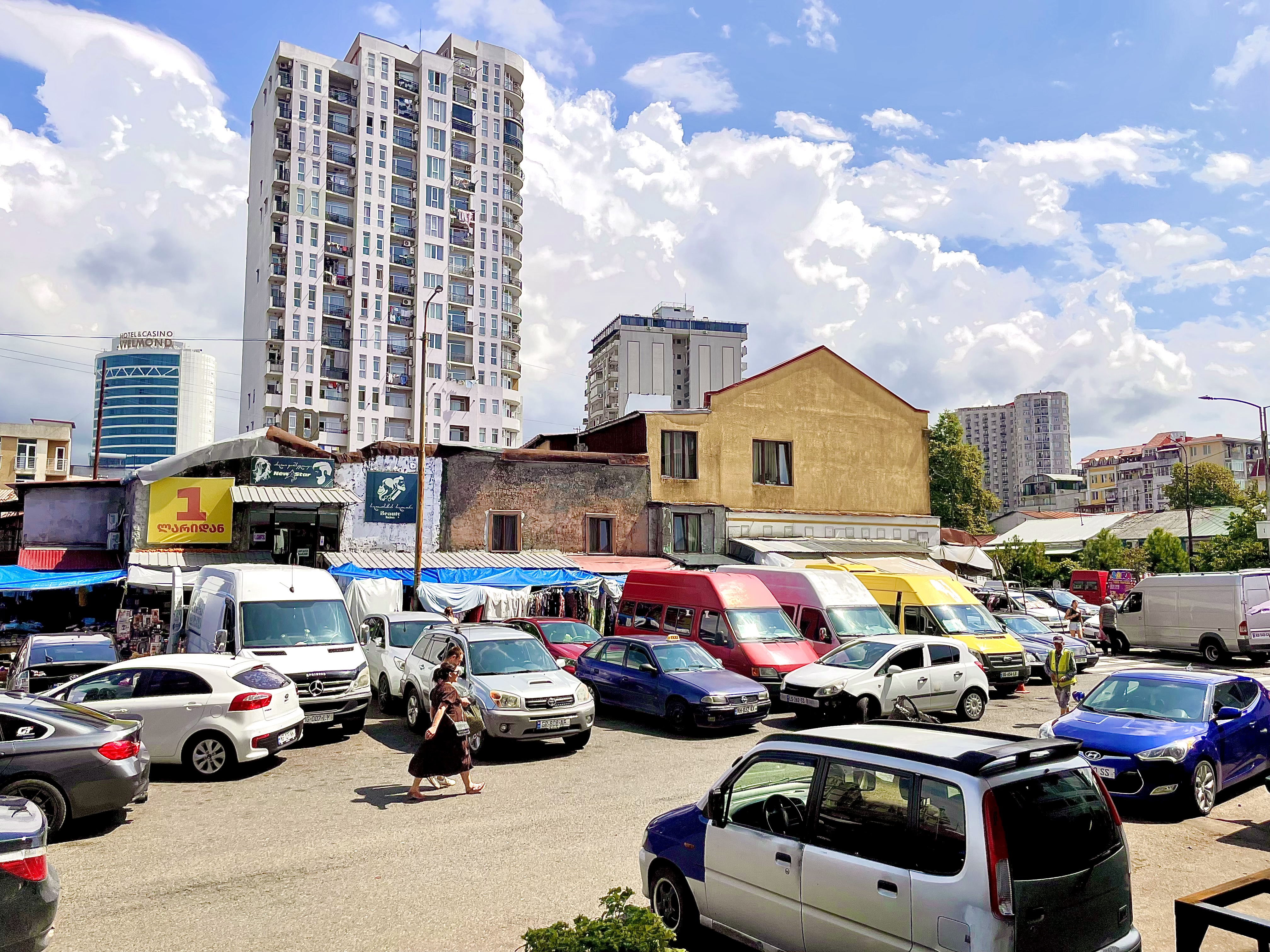 Машины на парковке в центре Батуми