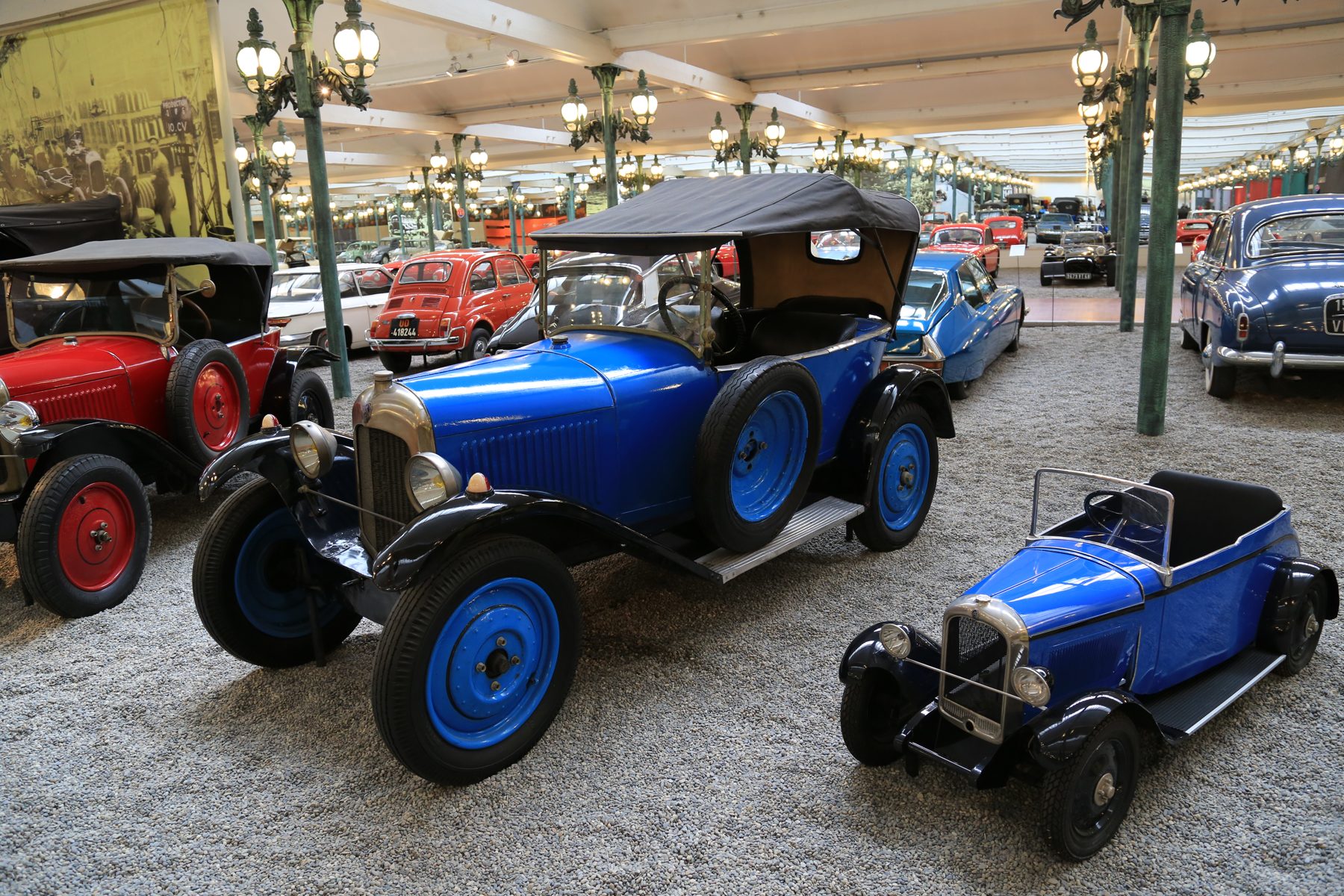 Cité de l'Automobile-ის ერთ-ერთი დარბაზი მიულუზში, სადაც ძმები შლუმპფების კოლექციაა გამოფენილი