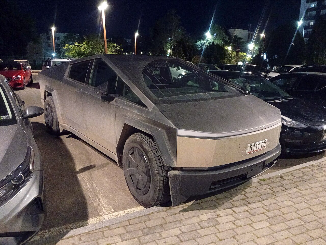 Tesla Cybertruck на временных номерах в Рустави